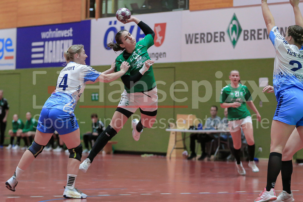 Handball, 2. Bundesliga Frauen, SV Werder Bremen - TuS Lintfort | v.li.: Maxime Drent (TuS Lintfort, 14) und Anna Lena Bergmann (SV Werder Bremen, 25) beim Wurf, am Ball, Spielszene, Aktion, Action