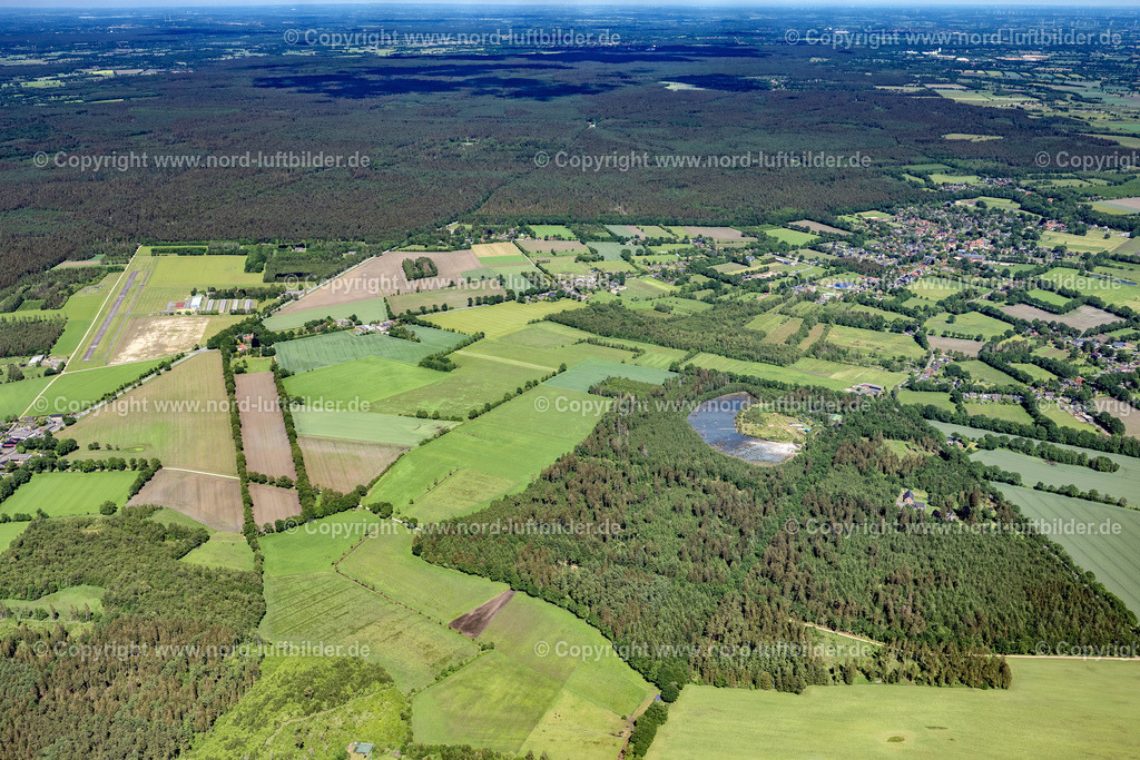 Hartenholm_ELS_7933030622 | HARTENHOLM 03.06.2022 Ortsansicht der Straßen und Häuser der Wohngebiete in Hartenholm im Bundesland Schleswig-Holstein, Deutschland. // Town View of the streets and houses of the residential areas in Hartenholm in the state Schleswig-Holstein, Germany. Foto: Martin Elsen
