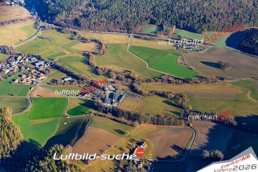 Die Luftbildaufnahme Hof An Der Steinach -  wurde 2019 mittels Flugzeug (keine Drohne) erstellt. Perfekte Schärfe und Druck- Ergebnisse- Garantiert!