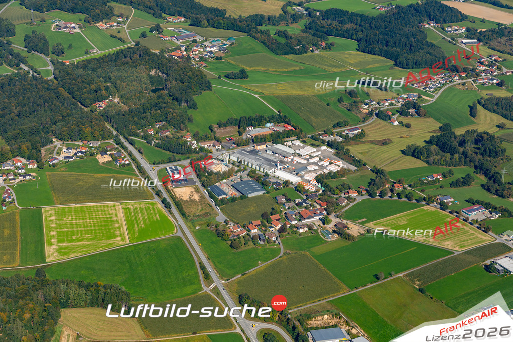 Die Luftaufnahme Hörmannsdorf - Tittling wurde 2021 mittels Flugzeug (keine Drohne) erstellt. Hohe Auflösung -für große Poster und Wandbilder geeignet!