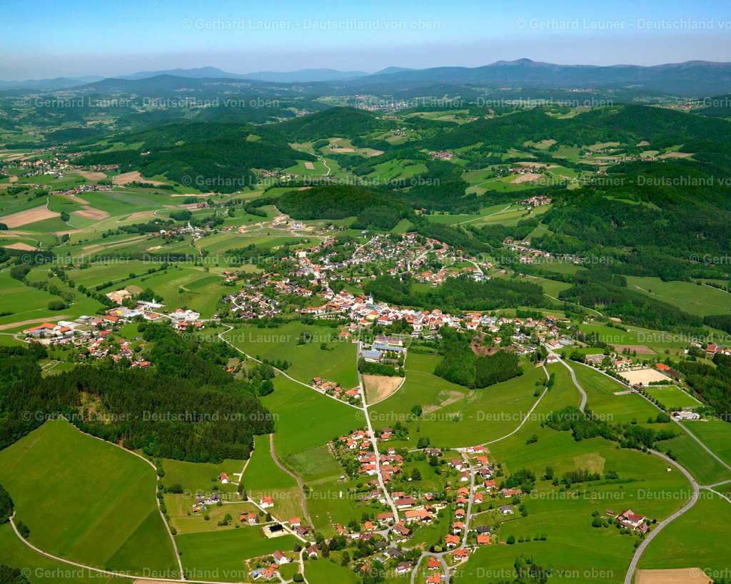 2724027 | NIEDERPERLESREUT, Bayerischer Wald 19.05.2007 Landwirtschaftliche Nutzflächen und Feldgrenzen  umsäumen das Siedlungsgebiet des Dorfes in Niederperlesreut im Bundesland Bayern, Deutschland // Agricultural land and field boundaries surround the settlement area of the village  in Niederperlesreut in the state Bavaria, Germany Foto: Gerhard Launer