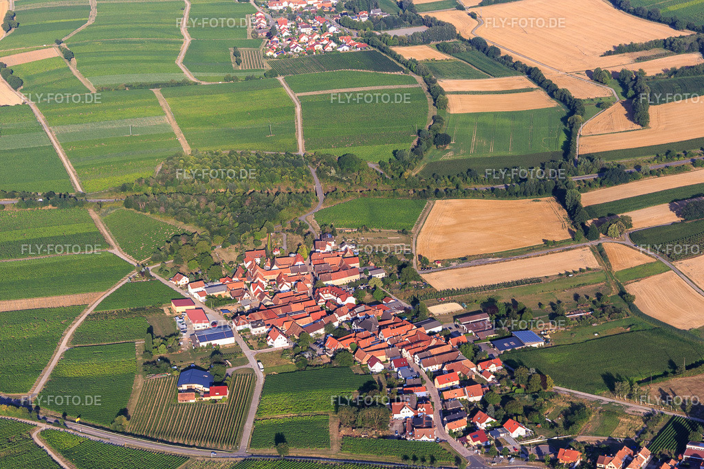 Ortsansicht von Westen | Luftbild: Ortsansicht von Westen im Ortsteil Oberhofen in Pleisweiler-Oberhofen im Bundesland Rheinland-Pfalz in Deutschland. Foto: IMG_120983-2.jpg vom 23.07.2020 durch Werner Riehm/FLY-FOTO.de - Realisiert mit Pictrs.com