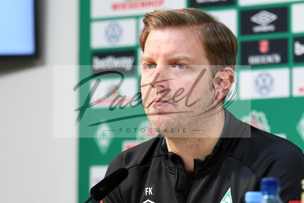 20200303_PKWBRE_0032 | Fussball, Herren: Trainer Florian Kohfeldt (SV Werder Bremen) schaut waehrend der Pressekonferenz des SV Werder Bremen im Presseraum des wohninvest Weserstadion am 03.03.2020 in Bremen, Deutschland. - Realisiert mit Pictrs.com