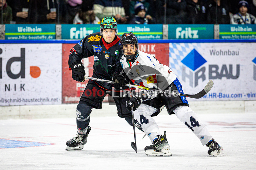 Peißenberg MINERS gegen HC Landsberg RIVER KINGS | Eishockey Bayernliga 2025/26 Vorrunde 4. Spieltag, Peißenberg MINERS gegen HC Landsberg RIVER KINGS, 20251024,Zweikampf,2025-10-24 in Peißenberg (flatbuy Arena Peißenberg), Korbinian HOPPER (MINERS 94), Jonas HUBER (RIVERKINGS 44)Copyright: WolfgangxLindner www.foto-lindner.de