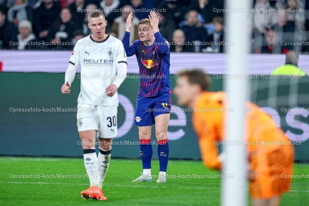 BMG28112501069 | 28.11.2025, Fußball, Borussia Mönchengladbach - RB Leipzig, 1. Fußball Bundesliga, 12.Spieltag, Borussia-Park, Saison 2025 2026: Conrad Harder (RB Leipzig #11) steht gestikulierend auf dem Spielfeld und ärgert sichDFB regulations prohibit any use of photographs as image sequences and or quasi-video.