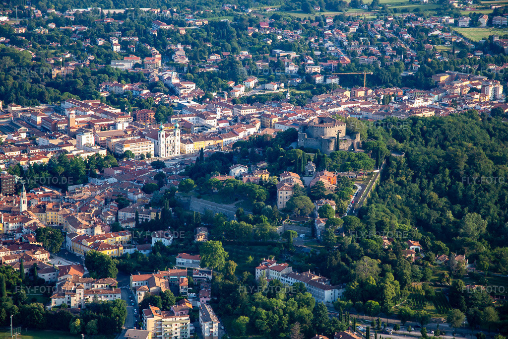 Luftbild: Görzer Burg / Castello di Gorizia und Via Roma in Gorizia im Bundesland Gorizia in Italien. – Foto: IMG_137612.jpg vom 16.07.2023 durch Werner Riehm/FLY-FOTO.de – Auflösung des Originals: 5472 x 3648 px – Friuli Venezia Giulia