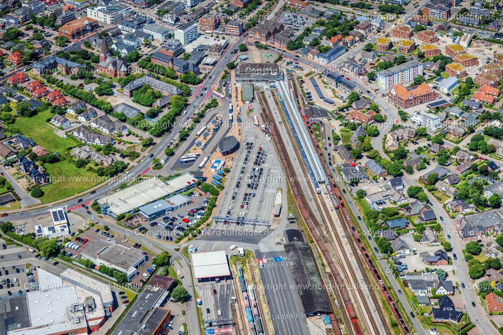 Sylt_Westerland_Bahnhof_Autoverladung_ELS_4728210625 | SYLT 13.06.2025 Gleisverlauf und Gebäude des Hauptbahnhofes im Ortsteil Westerland auf der Insel Sylt im Bundesland Schleswig-Holstein, Deutschland. Weiterführende Informationen bei: DB Fernverkehr AG,  DB Regio AG. // Track progress and building of the main station of the railway in the district Westerland on Island Sylt in the state Schleswig-Holstein, Germany. Further information at: DB Fernverkehr AG,  DB Regio AG. Foto: Martin Elsen
