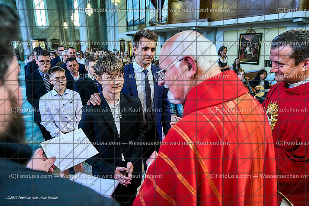 ALP2445_Pfarrfirmung Wieselburg_Sakrament der Firmung | (C)FotoLois.com, Alois Spandl, Pfarrfirmung in Wieselburg mit Firmspender Eduard Gruber (ehemaliger Generalvikar der Diözese St. Pölten), Sa 3. Juni 2023.