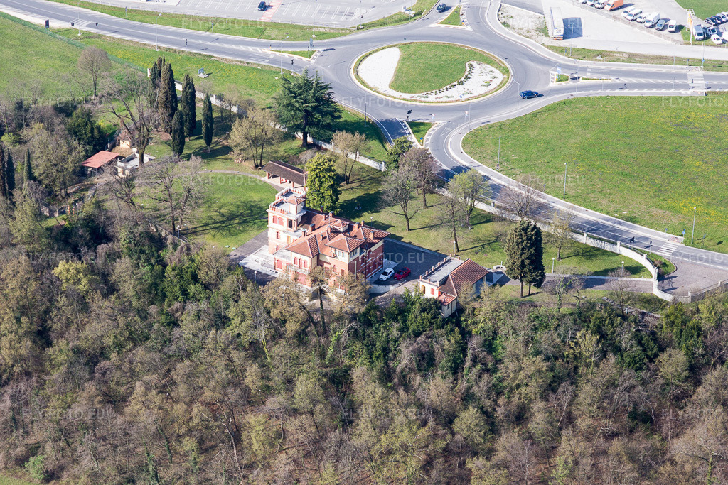 Vue aérienne: Vue de la ville à Località Lovaris dans le département Frioul-Vénétie Julienne, Italie. Photo: IMG_105776.jpg prise le 08/04/2018 par Werner Riehm/FLY-FOTO.eu – Résolution de l'original: 5472 x 3648 px