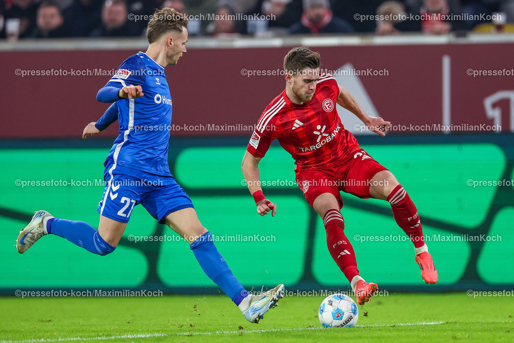 Due20122401082 | 20.12.2024, Fußball, Fortuna Düsseldorf - 1. FC Magdeburg, 2. Bundesliga, Merkur Spiel-Arena, Saison 2024 2025: Philipp Hercher (1.FC Magdeburg #27) im Zweikampf gegen Tim Rossmann (Fortuna Düsseldorf #21)DFB regulations prohibit any use of photographs as image sequences and or quasi-video.