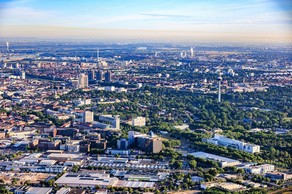 Luftbild: Stadtansicht aus Südosten mit Luisenpark und Fernmeldeturm im Ortsteil Oststadt in Mannheim im Bundesland Baden-Württemberg in Deutschland. – Foto: IMG_157415.jpg vom 18.06.2026 durch Werner Riehm/FLY-FOTO.de – Auflösung des Originals: 6000 x 4000 px