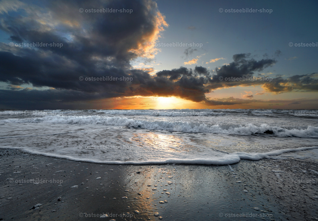 Schauspiel am Abend kurz vor Sonnenuntergang | Der Blick fällt auf auslaufende Schaumkronen am Ostseestrand mit einem faszinierenden Abendhimmel kurz vor Sonnenuntergang.