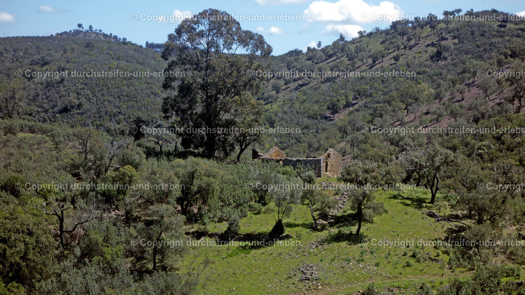 Wilde Hügellandschaft mit verfallendem Haus, Serra do Caldeirão, Algarve | Wilde Hügellandschaft mit verfallendem Haus, Serra do Caldeirão, Algarve - Realisiert mit Pictrs.com