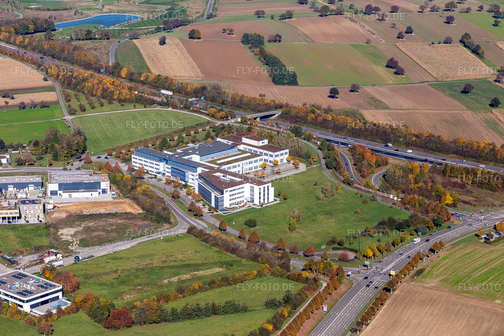Luftbild: Physik Instrumente (PI) GmbH & Co. KG im Ortsteil Stupferich in Karlsruhe im Bundesland Baden-Württemberg in Deutschland. Foto: IMG_129978.jpg vom 24.10.2021 durch Werner Riehm/FLY-FOTO.de