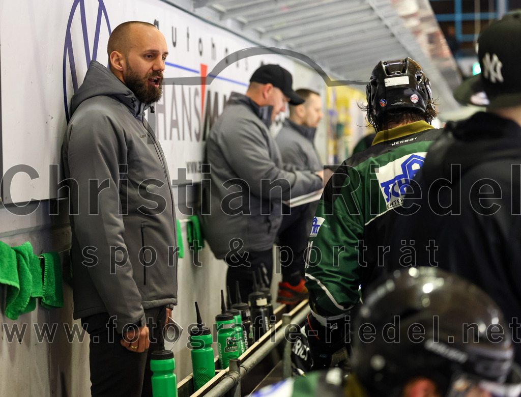 2023-03-19_150_TSV_Erding_gegen_TEV_Miesbach | Erding, Deutschland, 19.03.2023:
Eishockey, Bayernliga Playoffs 2022 / 2023, Halbfinale, TSV Erding gegen TEV Miesbach, Endergebnis: 

Teamchef Felix Schütz (Erding Gladiators)

Foto: Christian Riedel / fotografie-riedel.net