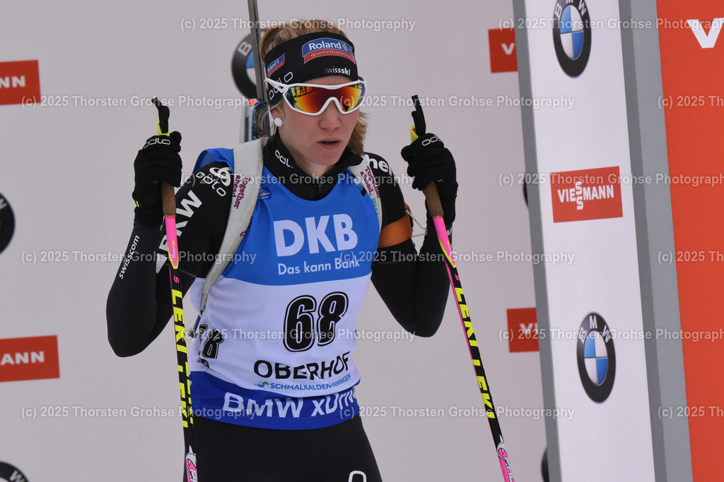 IBU WC Biathlon Oberhof 2018 | GASPARIN Elisa (SUI) beim Start; IBU WC Biathlon Oberhof 2018, 7.5 km Sprint Frauen am 04.01.2018 in der DKB Ski Arena in Oberhof, (Deutschland) - Realisiert mit Pictrs.com
