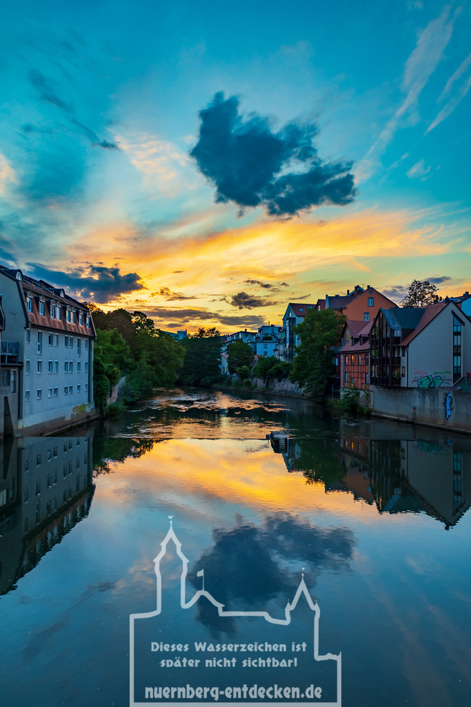 Farbenfroher Sonnenuntergang über der Pegnitz. | Österlicher Blick entlang der Pegnitz während eines farbenfrohen und sommerlichen Sonnenuntergangs über Nürnberg.  - Realisiert mit Pictrs.com