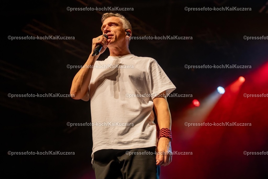 KKU25012501198 | 25.01.2025, xkkux, Düsseldorf, Karnevalsveranstaltung - Die Lachende in der Mitsubishi Electric HALLE. Die Band Kasalla performt bei ihrem Auftritt. Im Bild: Sänger Bastian Campmann (Frontman)