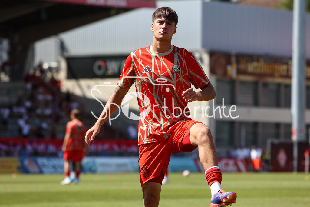 FC Würzburger Kickers - FC Bayern Amateure | Im Bild Javier FERNANDEZ GONZALEZ (FC Bayern München II #8) beim warmmachen vor der Partie / Regionalliga Bayern: FC Würzburger Kickers - FC Bayern München II, AKON Arena am 24.08.2024