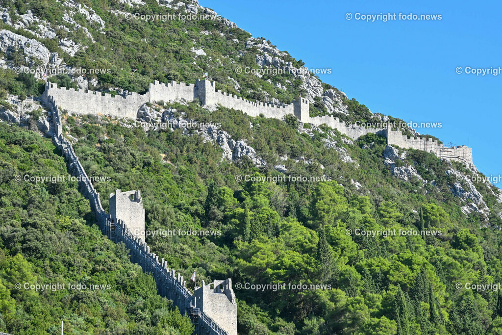 Kroatien_ Ston_ 12.10.2023-31 | 12.10.2023, Kroatien, HRV, Ston im Bild Stadtansichten, Gebauede, Mauer, Gastronomie, Tourismus, Touristen, Sehenswuerdigkeiten

Ston ist eine Kleinstadt auf der Halbinsel Pelješac im Sueden Kroatiens. Sie gehoert zur Gespanschaft Dubrovnik-Neretva. Die Befestigungen um die Stadt kontrollierten den Zugang zum Pelješac.