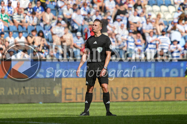 23.05.2026, GER, Fussball, Herren, Niederrheinpokal Finale, Saison 2025/2026, SC St. Tönis - MSV Duisburg | Schiedsrichter Jan Peter Weßels pfeift das Finale ab