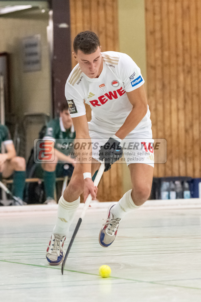 SFE_20240113_0070 | Mülheim, Deutschland, 13.01.2024: Antheus Barry (Rot-Weiss Köln) in Aktion waehrend des Spiels der Halle 1. Bundesliga Herren zwischen Uhlenhorst Mülheim vs Rot-Weiss Köln im Sporthalle Lehnerstr. (HTCU) am 13.01.2024 in Mülheim, Deutschland. (Foto von Stephan Fehrmann)

Mülheim, Germany, 13.01.2024: Antheus Barry (Rot-Weiss Köln) in action during the game of Halle 1. Bundesliga Herren between Uhlenhorst Mülheim vs Rot-Weiss Köln in Sporthalle Lehnerstr. (HTCU) at 13.01.2024 in Mülheim, Deutschland. (Foto von Stephan Fehrmann)