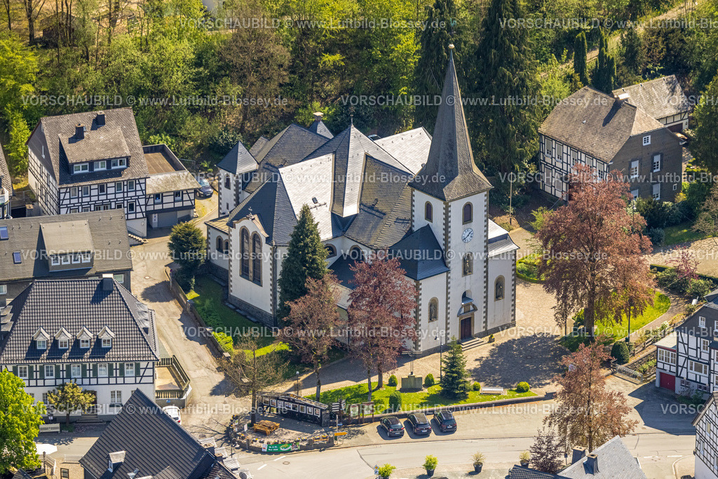 Schmallenberg240505046Boedefeld | Luftbild, Ortszentrum mit kath. KIrche St. Cosmas und Damian und historische Fachwerkhäuser, Bödefeld, Schmallenberg, Sauerland, Nordrhein-Westfalen, Deutschland