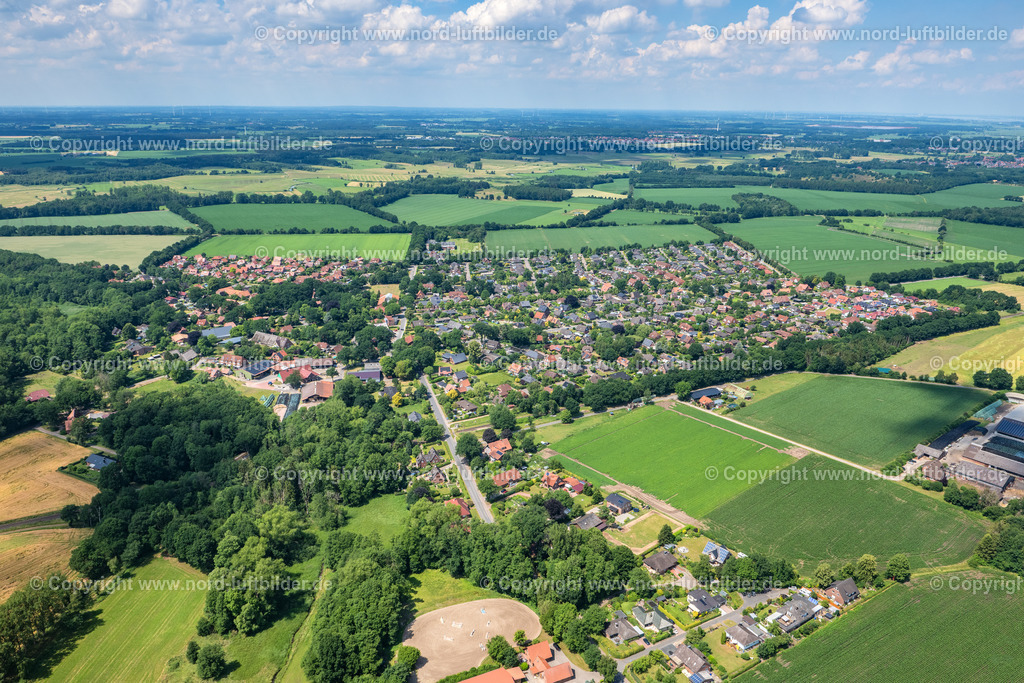 Hagen_ELS_7223250622 | STADE 25.06.2022 Siedlungsgebiet und Infrastruktur Hagen in Stade im Bundesland Niedersachsen, Deutschland. Weiterführende Informationen bei: Landkreis Stade,  STADE Marketing und Tourismus GmbH. // The district Hagen in Stade in the state Lower Saxony, Germany. Further information at: Landkreis Stade,  STADE Marketing und Tourismus GmbH. Foto: Martin Elsen