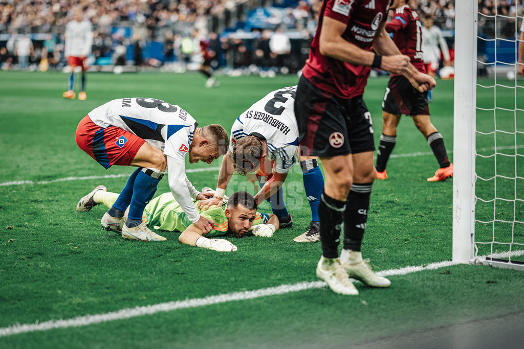 Fußball | Männer | Saison 2024/2025 | 2. Fußball-Bundesliga | 11. Spieltag | Hamburger SV vs. 1. FC Nürnberg | 03.11.2024 | v.l. Miro Muheim (#28, HSV) und Moritz Heyer (#3, HSV) umjubeln Daniel Heuer Fernandes (#1, HSV) nach dessen Parade