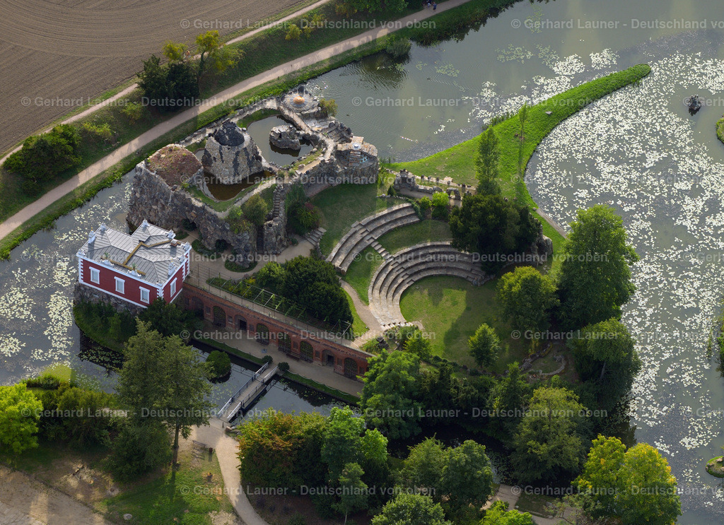 3293827 | ORANIENBAUM-WöRLITZ 2012 Insel Stein im UNESCO-Kulturerbe- Park des Dessau-Wörlitzer Gartenreiches in Wörlitz im Bundesland Sachsen-Anhalt. Das Gesamtbauwerk wird durch Felsengänge, Grotten, Tempel, Kolumbarium, Amphitheater, Villa Hamilton u.v.a. mehr gebildet. // Venus temple in the UNESCO Cultural Heritage Park of Dessau-Woerlitz Garden Kingdom in Woerlitz in Saxony-Anhalt. Foto: Gerhard Launer