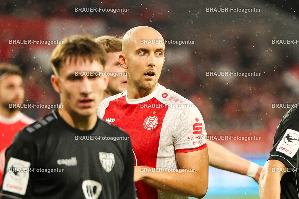 Rot-Weiss Essen - 1.Fc Schweinfurt | Essen, Deutschland, 02.11.2025 Tobias Kraulich  (Rot-Weiss Essen) schaut während des 3.Liga Spiels zwischen  Rot-Weiss Essen und 1.Fc Schweinfurt am 02.11.2025 im Stadion an der Hafenstraße in Essen. (Foto von Timo Bluhmki-Schmidt/Brauer Fotoagentur