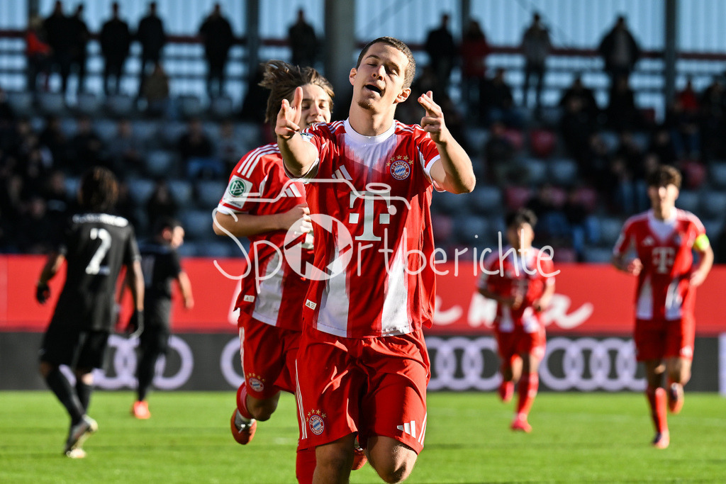 FC Bayern München U19 - Sporting Lissabon U19 | MUNICH, GERMANY - 09. DECEMBER: Jubel der Bayern nach dem Treffer zum 1-0 durch Yll GASHI (FC Bayern München U19 9) / Tor / Torschuetze / Freude / Happy während dem Match zwischen der U19 des FC Bayern München und der U19 von Sporting Lissabon am 6. Spieltag der UEFA Youth League Ligaphase am FC Bayern Campus