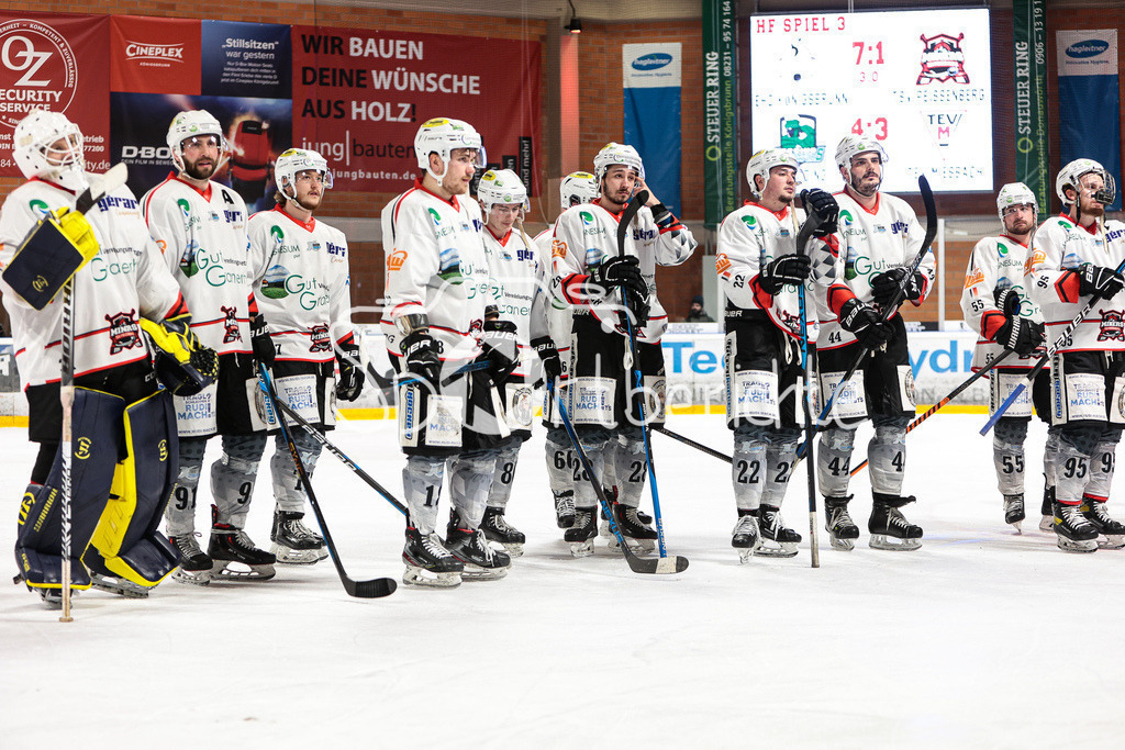 EHC Königsbrunn - TSV Peißenberg | Enttaeuschte Gaeste aus Peissenberg bedanken sich bei den mitgereisten FAns