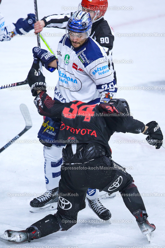 Koe13022401013 | 13.02.2024, Köln, Eishockey, Penny DEL, 45. Spieltag, Lanxess-Arena, Kölner Haie - Iserlohn Roosters: Elias Lindner (Kölner Haie) beim Handgemenge gegen Colin Ugbekile (Iserlohn Roosters)