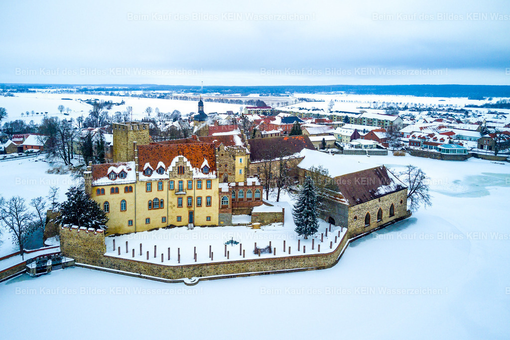 Schloss Flechtingen mit See im Winter-0020 | Das Wasserschloss Flechtingen zählt zu den schönsten Schlossanlagen der Börde und beeindruckt zu jeder Jahreszeit mit seiner malerischen Lage am Schlossteich. Besonders im Winter entfaltet das historische Bauwerk einen ganz besonderen Reiz. ---Weitere Fotografien aus dem Landkreis Börde – unserer Heimat – finden Sie über den Menüpunkt „Luftbilder von Sachsen-Anhalt“. - Realisiert mit Pictrs.com