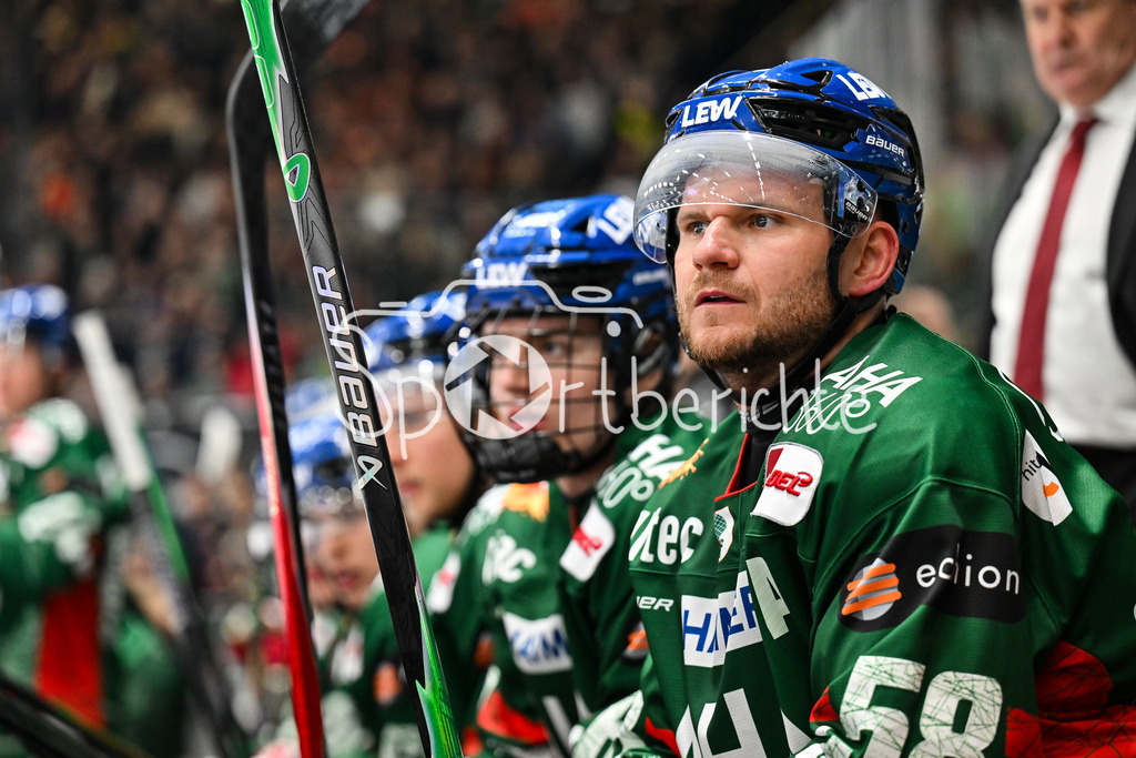 Augsburger Panther - Grizzlys Wolfsburg | AUGSBURG, GERMANY - 15. MARCH: im Bild Maximilian RENNER (Augsburger Panther 58) auf der Bank während dem Match zwischen den Augsburger Panthern und den Grizzlys Wolfsburg am 52. Spieltag der Penny DEL im Curt Frenzel Stadion