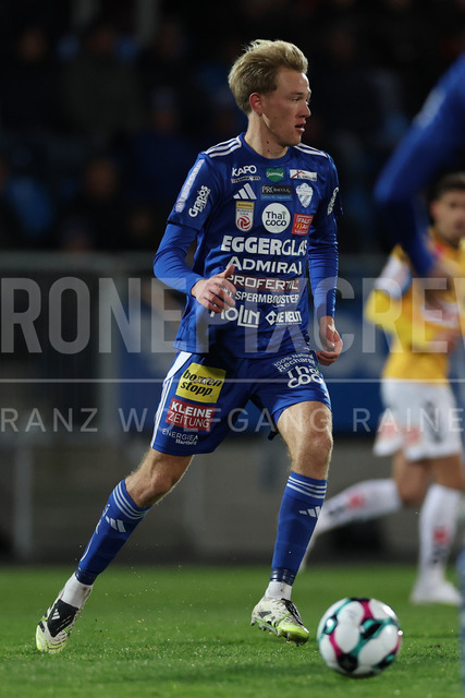 TSV Egger Glas Hartberg vs SV Oberbank Ried – Austrian Bundesliga Match | The image shows Benjamin Markus (Hartberg) with ball, at the Bundesliga match TSV Hartberg vs SV Ried at Profertil Arena Hartberg. 22.11.2025