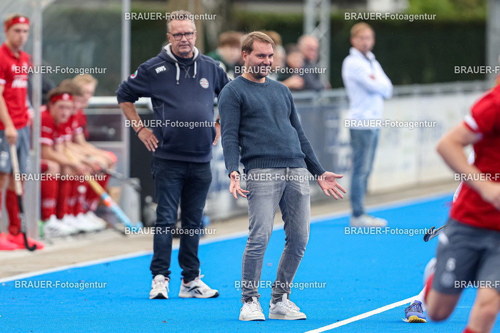 Crefelder HTC und Club an der Alster   | Krefeld, Deutschland 24.09.2022,Sportlicher Leiter Johannes Schmitz (Crefelder HTC) gestikuliert, Gestik, 

beim 1. Bundesliga Spiel der Herren zwischen Crefelder HTC und Club an der Alster  auf der Gerd Wellen Hockeyanlage am 24. September 2022 in Krefeld.

(Foto: BRAUER-Fotoagentur)
 