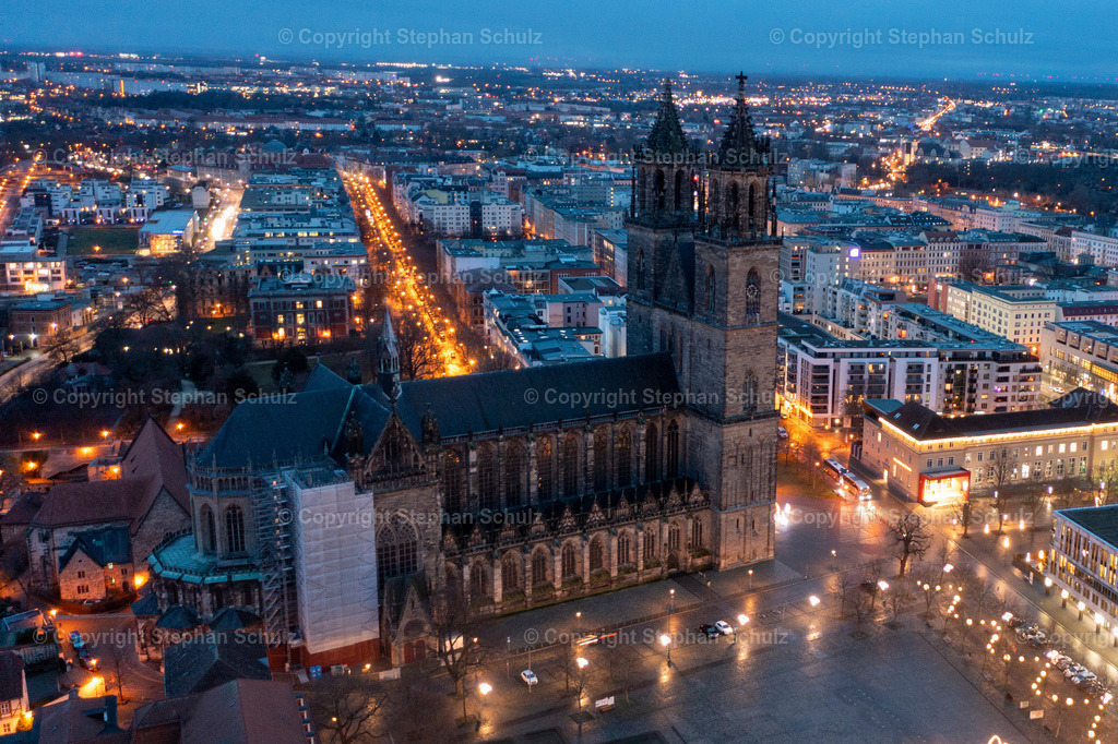 Magdeburg - ein Lichtermeer | Das Domviertel ist am frühen Morgen hell erleuchtet. Auf dem Platz vor dem Dom ist die Lichterwelt zu sehen. Die Figuren, die durch 1,2 Millionen LEDs zum Leuchten gebracht werden, können noch bis zum 02. Februar 2022 rund um die Uhr besichtigt werden. (Aufnahme mit einer Drohne) - Realisiert mit Pictrs.com