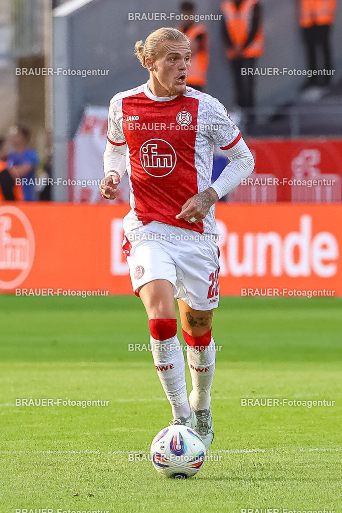 Rot-Weiss Essen - TSV 1860 München - 3.Liga | Essen, Deutschland, 01.08.2025Tom Moustier (Rot-Weiss Essen) Einzelaktion am Ballwährend des 3.Liga Spiels zwischen Rot-Weiss Essen- TSV 1860 München im Stadion an der Hafenstraße am 01.08.2025 in Essen. (Foto von Timo Bluhmki-Schmidt/ Brauer-Fotoagentur)