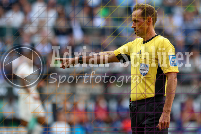 Borussia Mönchengladbach vs Hamburger SV - Bundesliga  | Mönchengladbach, Deutschland, 24.08.25:   Schiedsrichter Sascha Stegemann gestikuliert, Gestik waehrend des Spiels der Bundesliga zwischen Borussia Mönchengladbach vs Hamburger SV im Stadion im Borussia Park(Foto von Brauer-Fotoagentur / Adrian Schlueter)