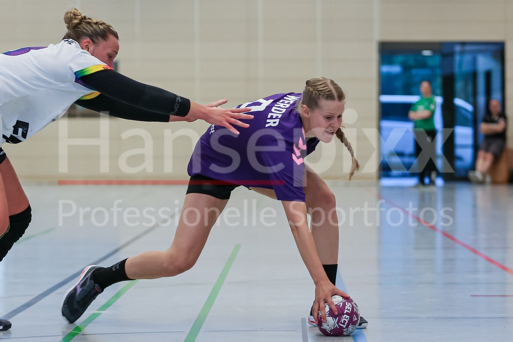 Handball, Testspiel Frauen, VfL Oldenburg - SV Werder Bremen | v.li.: Mieke Klintworth (SV Werder Bremen, 9) im Zweikampf, Duell, Spielszene, Aktion, Action