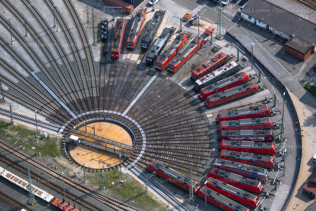 4047568 | NüRNBERG 21.08.2021 Gleisanlagen und Schienenstrecken am Rundschuppen ( auch Lokschuppen, Lokhalle oder Triebfahrzeughalle ) des Bahn- Betriebswerkes im Ortsteil Rangierbahnhof in Nürnberg im Bundesland Bayern, Deutschland. Weiterführende Informationen bei: DB Netz AG,  Deutsche Bahn AG. // Trackage and rail routes on the roundhouse - locomotive hall of the railway operations work in the district Rangierbahnhof in Nuremberg in the state Bavaria, Germany. Further information at: DB Netz AG,  Deutsche Bahn AG. Foto: Gerhard Launer