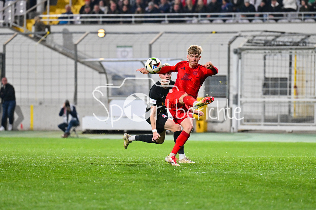 FC Bayern Amateure - SpVgg Hankofen-Hailing | in dieser Szene schlaegt Samuel UNSOELD (FC Bayern München II #9) ein Luftloch / Regionalliga Bayern: FC Bayern Muenchen II - SpVgg Hankofen-Hailing, Gruenwalder Stadion am 28.03.2025