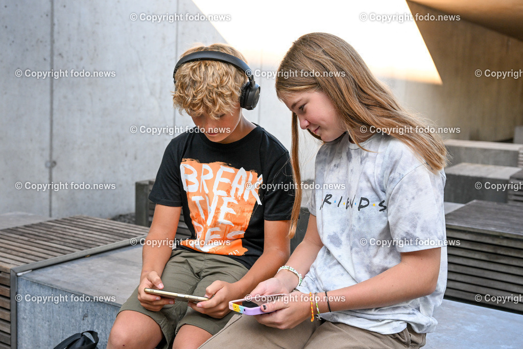 Pressegespraech OEAMTC Ooe und Polizei Ooe_ 05.09.2023_-18 | 05.09.2023, OEAMTC Linz, AUT, Pressegespraech OEAMTC Ooe und Polizei Ooe, Gefahr auf dem Schulweg im Bild Schueler und Schuelerinnen am Schulweg mit Handy, Smartphone, Kopfhoerer und Co