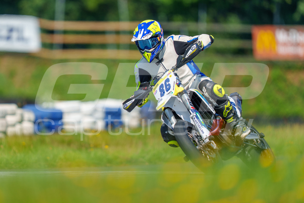 G-Cup + Supermoto Staatsmeisterschaft + Hungarian Supermoto Championship | GRIPcapture steht für authentische Sportfotografie in Österreich – für Momente, die mehr sind als Geschwindigkeit oder Ergebnis. Es geht um Emotion, Spannung, Fokus und den Augenblick, der oft nur einen Wimpernschlag dauert.Ob Motorsport, Teamsport oder 