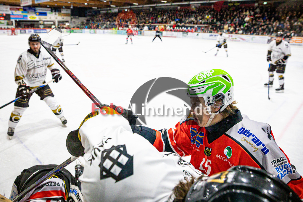 TSV Peißenberg MINERS gegen EHC Königsbrunn PINGUINE | Eishockey Bayernliga Herren Playoffs Viertelfinale 2024/25 - Spiel 4 von 7, TSV Peißenberg MINERS gegen EHC Königsbrunn PINGUINE, 20250216,Ryan MURPHY (MINERS 15) in Aktion an der Bande,2025-02-16 in Peißenberg (Eisstadion Peißenberg)Ryan MURPHY (MINERS 15)Copyright: WolfgangxLindner foto-lindner.de