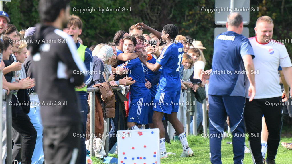 SpVg Eidertal Molfsee vs Inter Türkspor Kiel | Enes Jasari (Molfsee #30 li.) feiert das 3-0 mit den Fans / Fußball-Landesliga Schleswig Männer 2026/2027 / SpVg Eidertal Molfsee vs Inter Türkspor Kiel / Platz A / Molfsee / 03.10.26 - Realisiert mit Pictrs.com