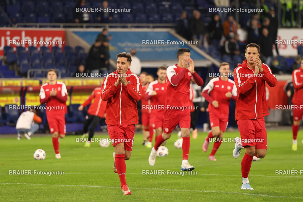 MSV Duisburg - Rot-Weiss Essen  | Duisburg, Deutschland, 26.10.2025 Mannschaft von Rot-Weiss Essen begrüßt die Fans während des 3.Liga Spiels zwischen MSV Duisburg und Rot-Weiss Essen in der Schauinsland-Reisen-Arena am 26.10.2025 in Duisburg (Foto von Timo Bluhmki-Schmidt/ Brauer Fotoagentur