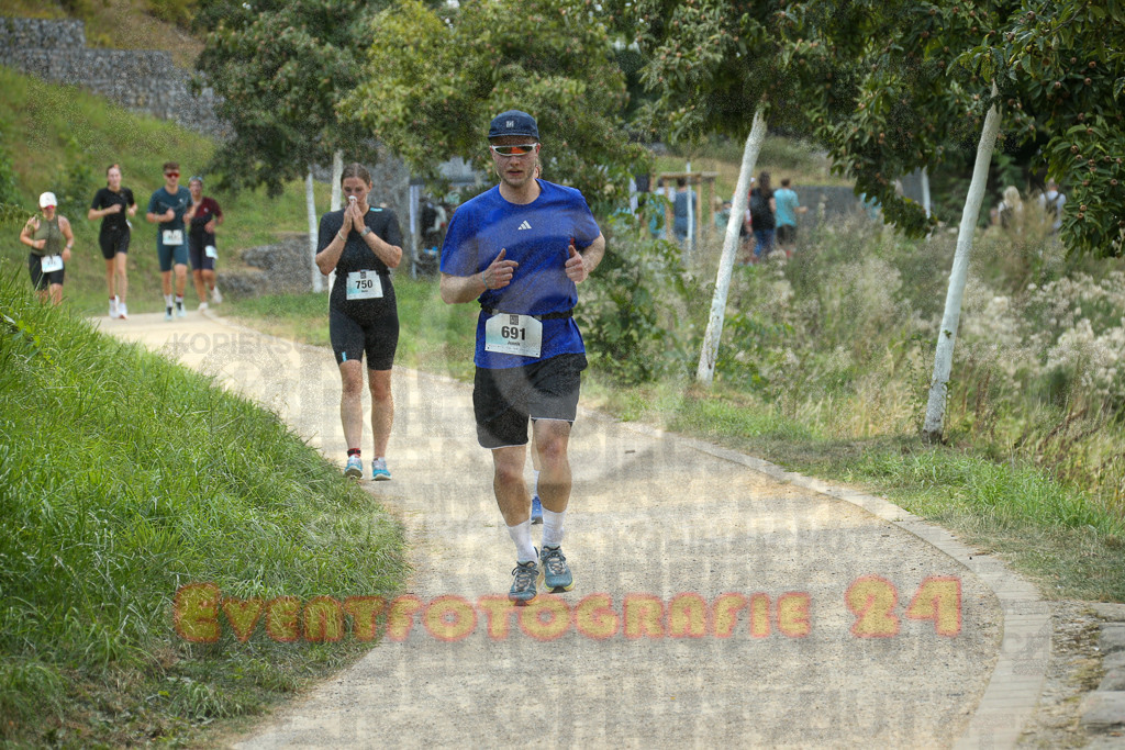 250824_1502_EX1_8347 | Sportfotografie im Rhein-Sieg Kreis, Köln, Bonn, NRW, Rheinland Pfalz, Hessen, etc. Unser Tätigkeitsfeld umfasst den Laufsport vom Volkslauf über den Marathon, Duathlon, Triathon bis zum Ultralauf wie Kölnpfad Ultra oder Schindertrail.